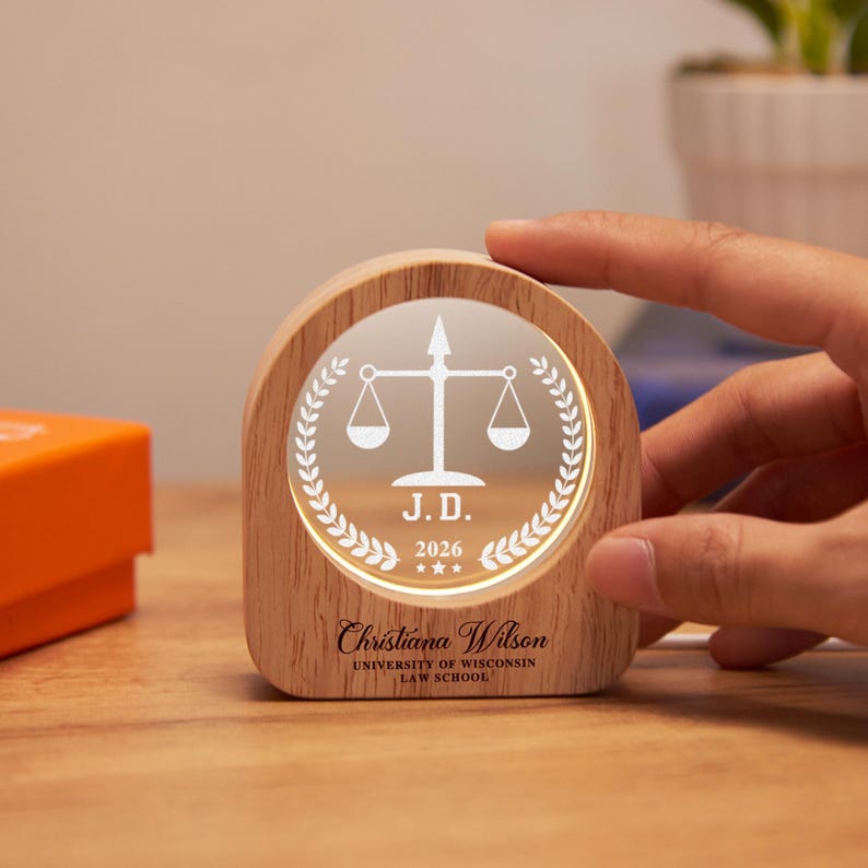 A premium lawyer grad gift, serving as a lasting memento of academic and professional success.