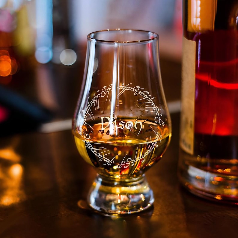 This custom whiskey glass is part of a Lord of the Rings whiskey set, an ideal Lord of the Rings gift for her or him.