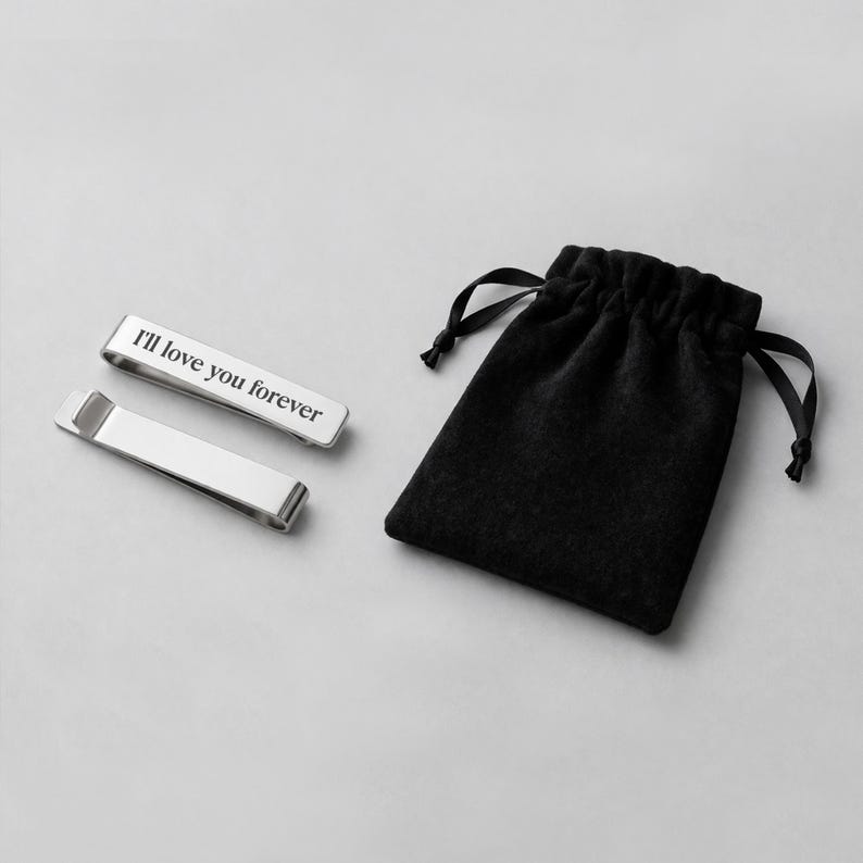 Custom tie clips and engraved tie bar in premium metal, the perfect gift for Father's Day 2026.